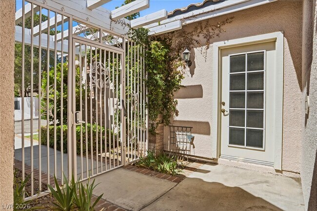 Building Photo - 2870 Deerwood Ct
