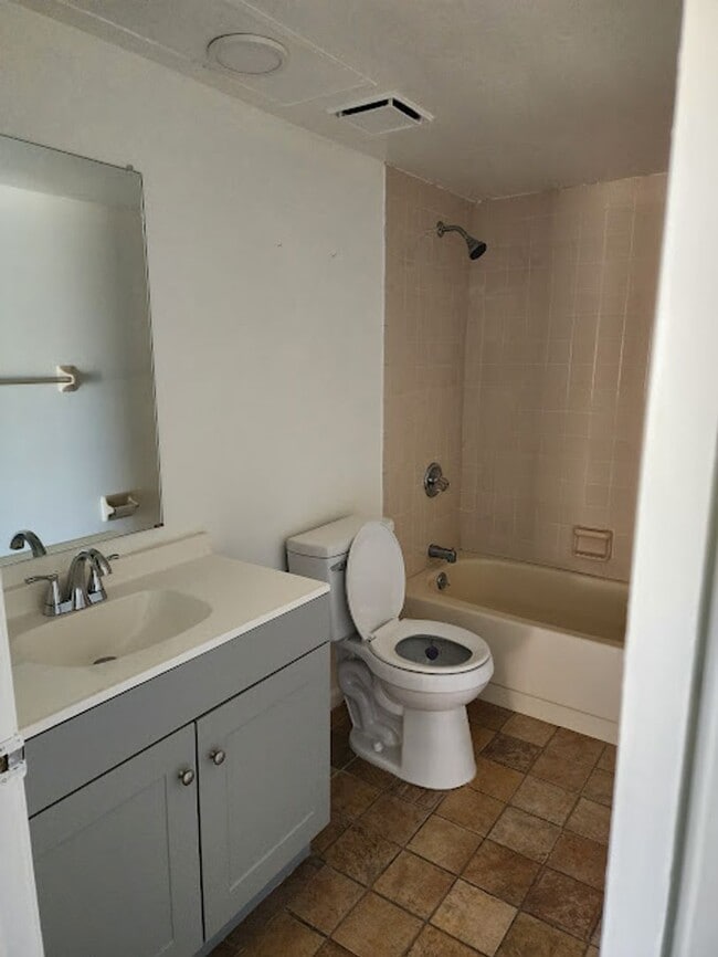 Building Photo - 2 Bedroom 2 Bath Home Fenced Backyard!! Ca...