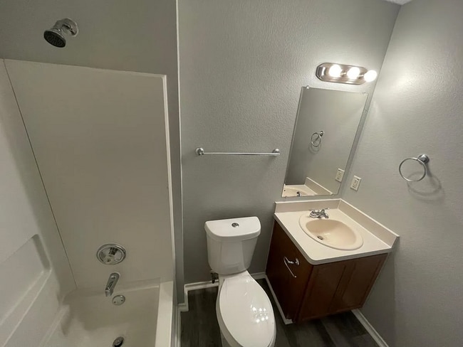 Building Photo - 846 Trinity Ln