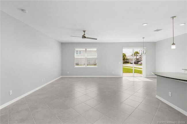Building Photo - 10550 SW Captiva Dr
