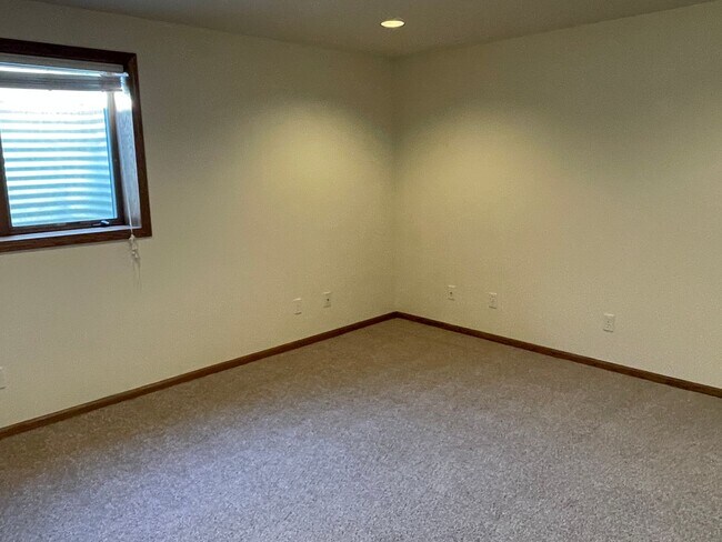 Building Photo - Beautiful Westend patio home