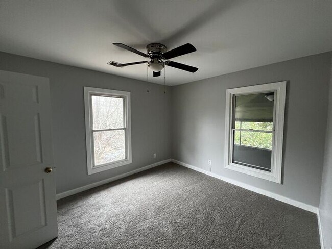 Building Photo - Great Home in Historic Earlewood