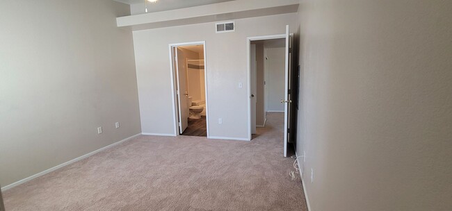 Building Photo - SPACIOUS ONE BEDROOM IN SEVEN HILLS