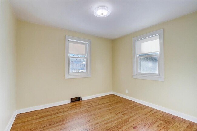 Building Photo - 309 E Lakeview Ave