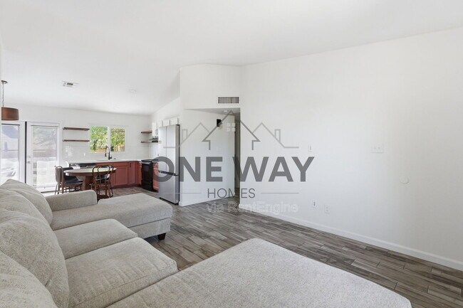 Building Photo - 1329 E Cholla St