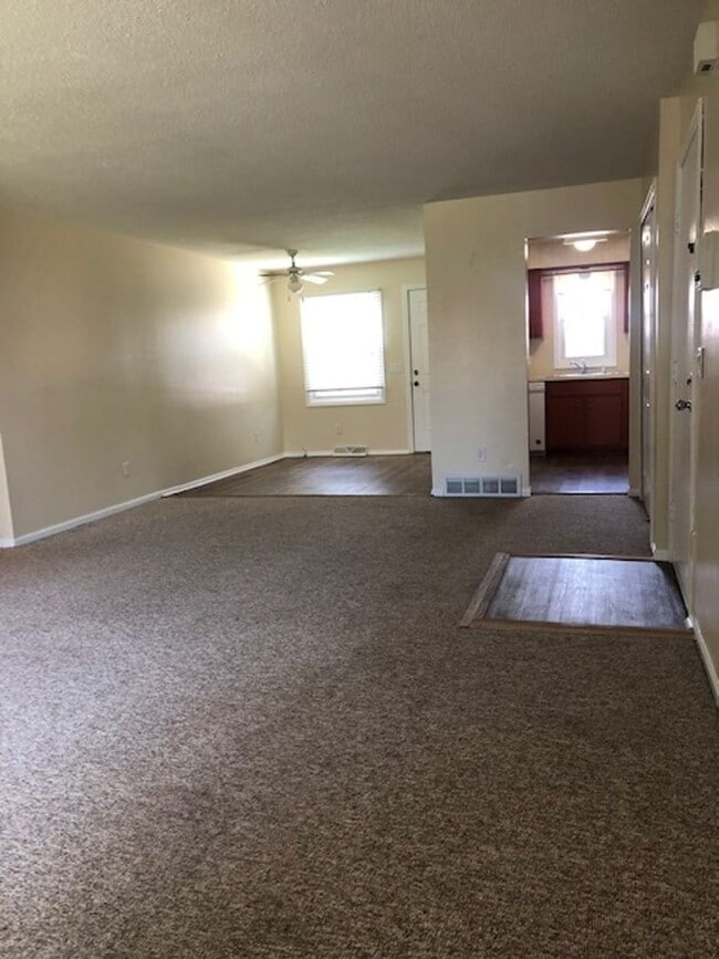 Building Photo - 2 Bedroom unit located in Maumee School District