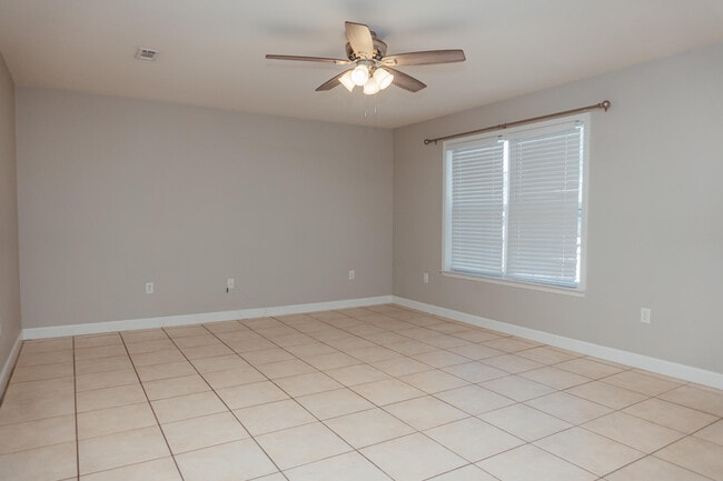 Building Photo - 309 Green Oak Dr