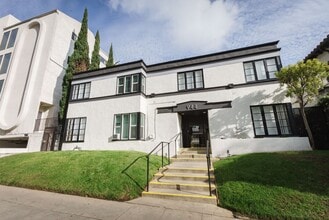 Building Photo - 944 Tiverton Avenue