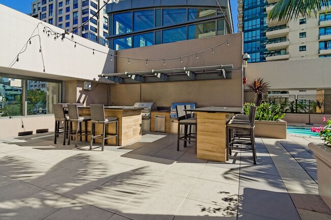 Building Photo - Water Views in the Pinnacle Marina