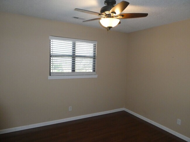 Building Photo - 3 Bedroom 2.5 Bath- Off Broadway Condominiums