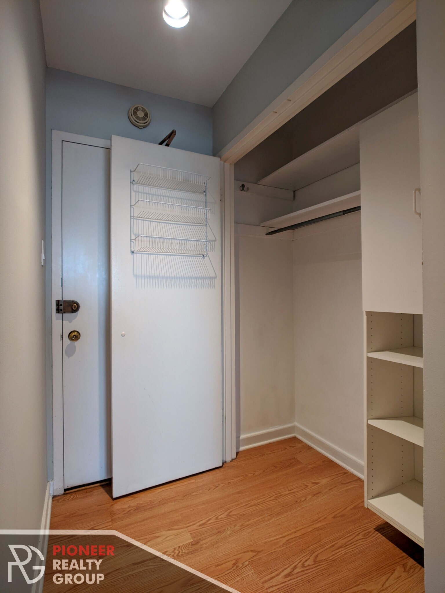 Building Photo - 433 W Wellington Ave