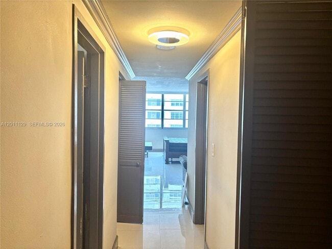 Building Photo - 999 Brickell Bay Dr