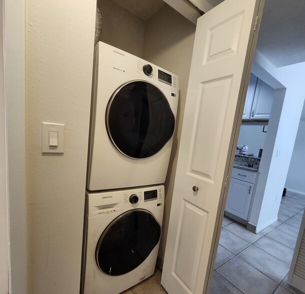 Full-size washer and dryer - 1353 Pine Ridge Cir E