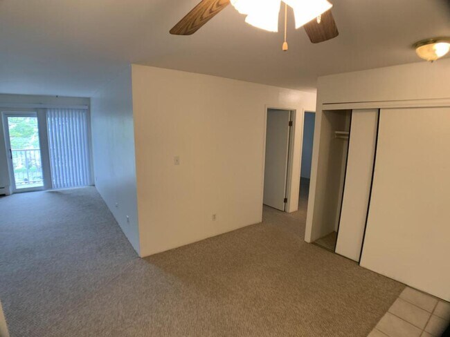 Building Photo - 1250 Golden Cir