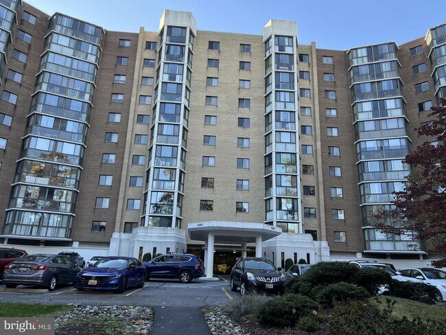 Building Photo - 15101 Interlachen Dr