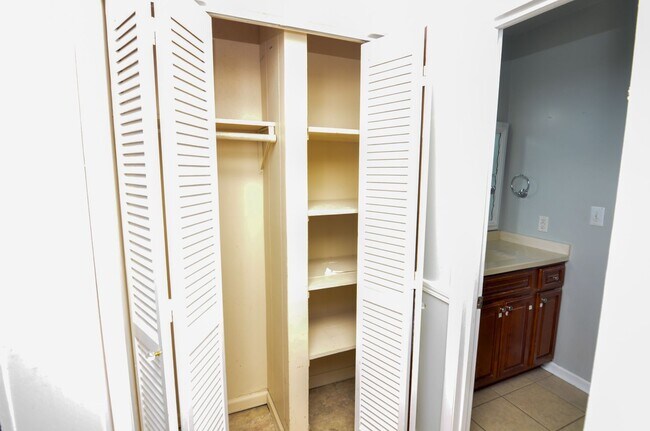 Building Photo - 815 Neartop Dr