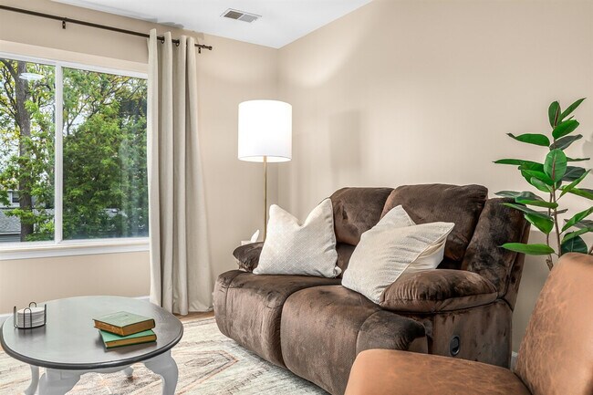 Building Photo - 18423 Sharon Ln