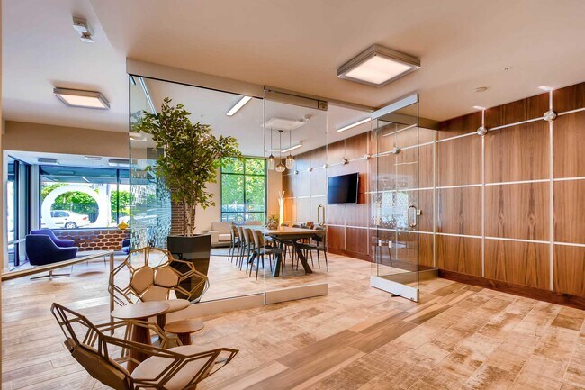 Building Photo - Parla