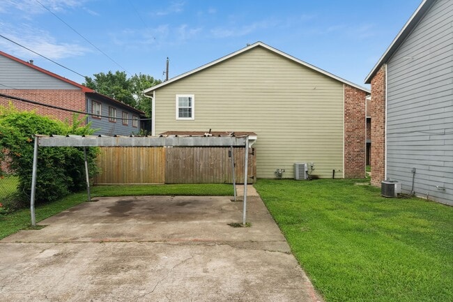 Building Photo - 12321 Ormandy St
