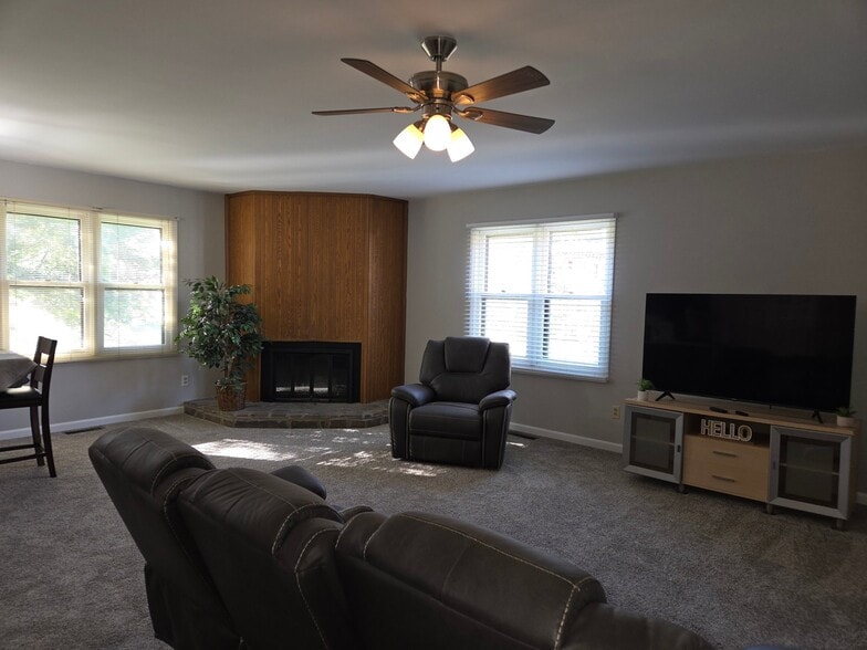Building Photo - 5721 Gardenia Dr