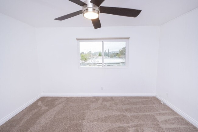Building Photo - 2BR/1.5BA Condo! 2 parking spaces