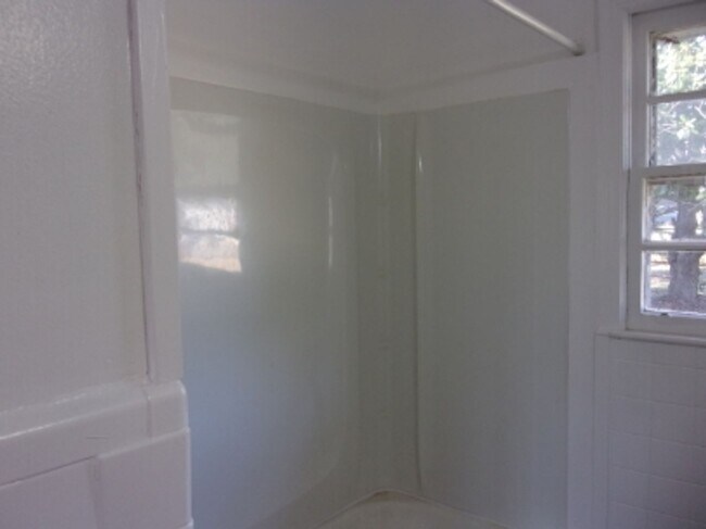 Building Photo - Newly Rennovated