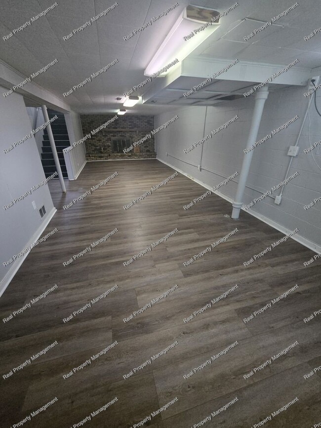 Building Photo - Three Bedroom Ranch