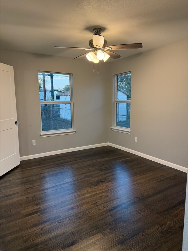 Building Photo - 415 W Mariposa Dr