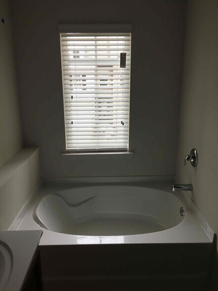 Building Photo - 3085 Clear View Dr