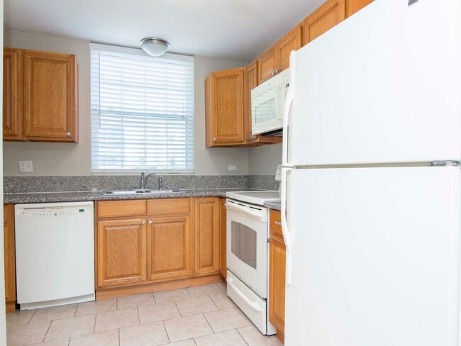 Building Photo - Ground Floor - Corner/End Unit - Upgraded ...