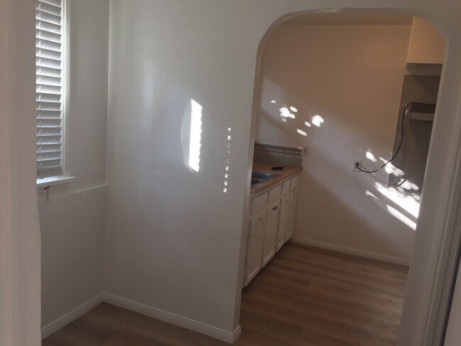 Building Photo - 544 W 46th St