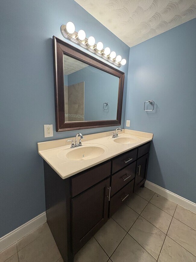 Building Photo - 1303 Collett Ln