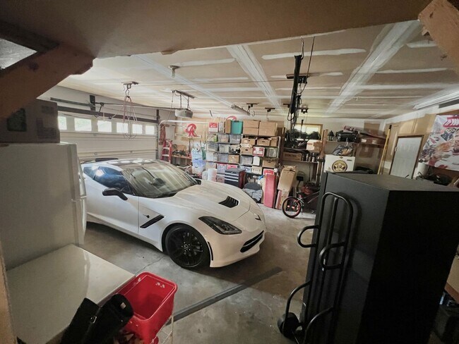 Building Photo - Beautiful Custom 3bd 2.5 bath Hardwood in ...