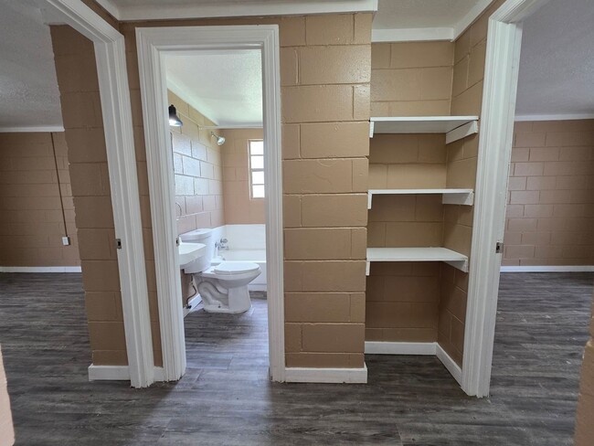 Building Photo - 2 Bedroom 1 Bath Brick Unit