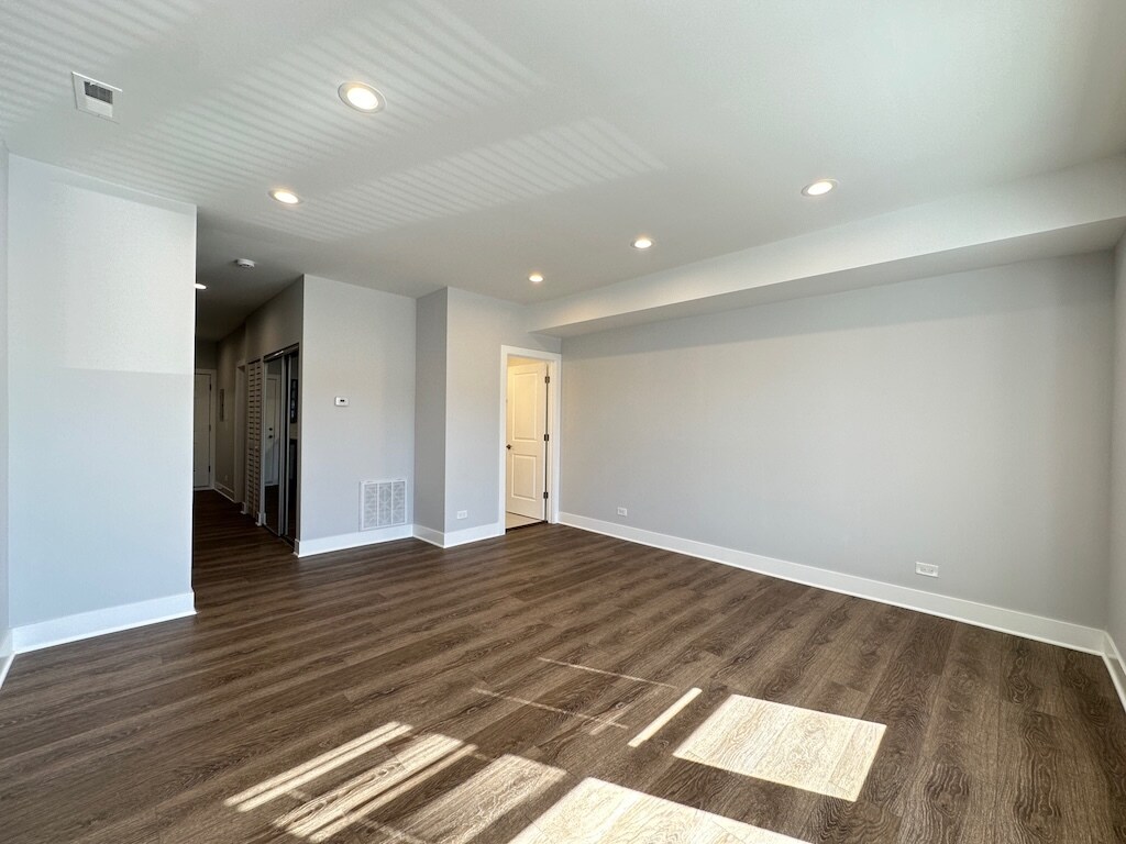 Building Photo - 3358 W Montrose Ave