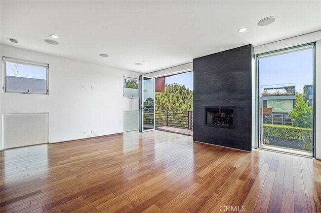 Building Photo - 419 Venice Way