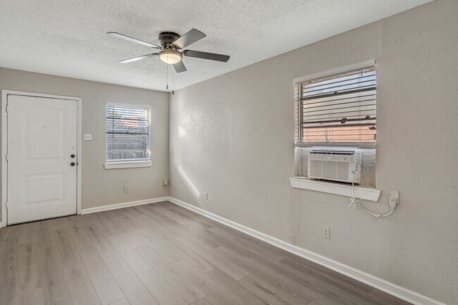 Building Photo - 4720 Carmen St