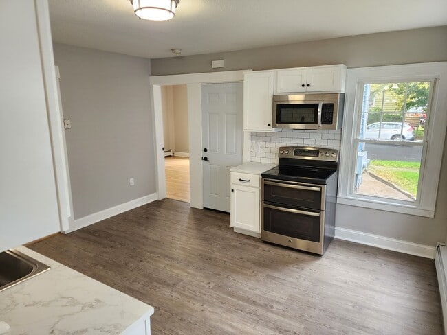 Building Photo - 52 Meadow St