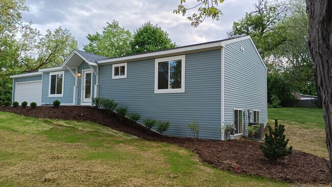 Building Photo - 6112 Andersonville Rd