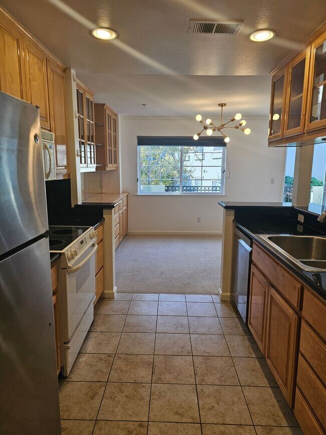 Building Photo - CLASSY CONDO - Spacious 1 Bed/1 Bath in Luxurious Setting - MENLO PARK