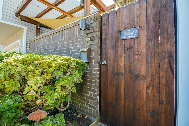 Building Photo - 2600 Nantucket Dr