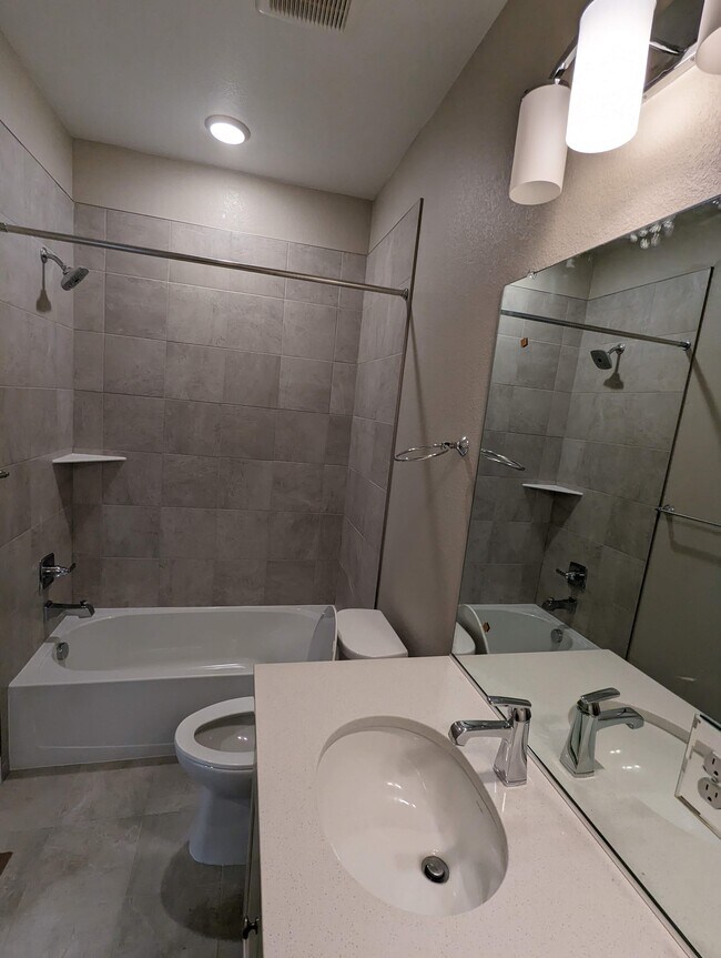 Second bathroom - 6191 Dallas Way