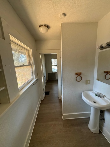 Building Photo - 225 SE Vine Ln