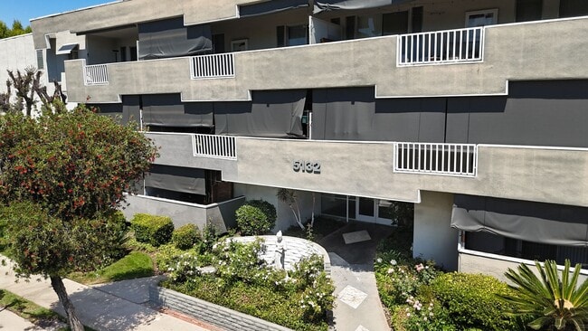 Building Photo - Encino Voltaire