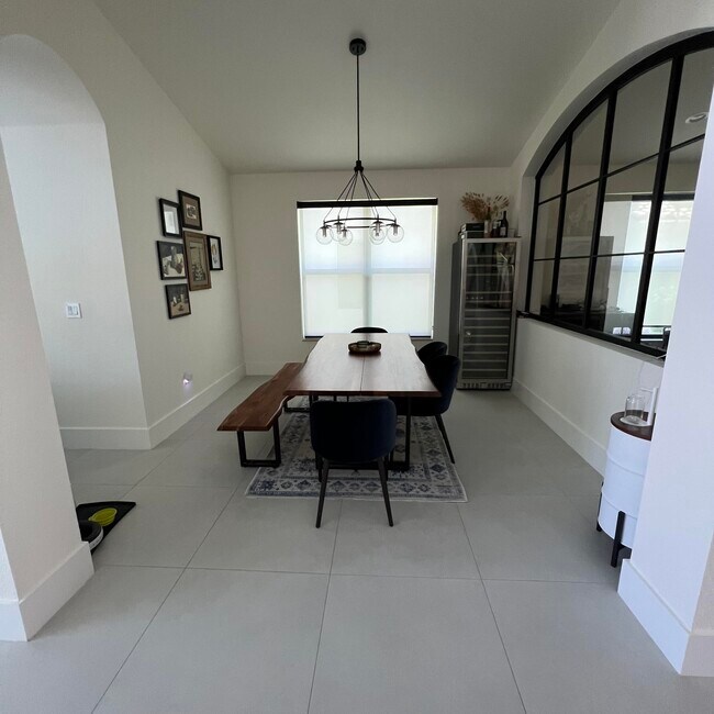 Building Photo - 19305 Skyridge Cir