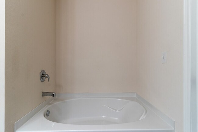 Building Photo - 4 BR/2.5 BA Home - A Rare Rental Between C...