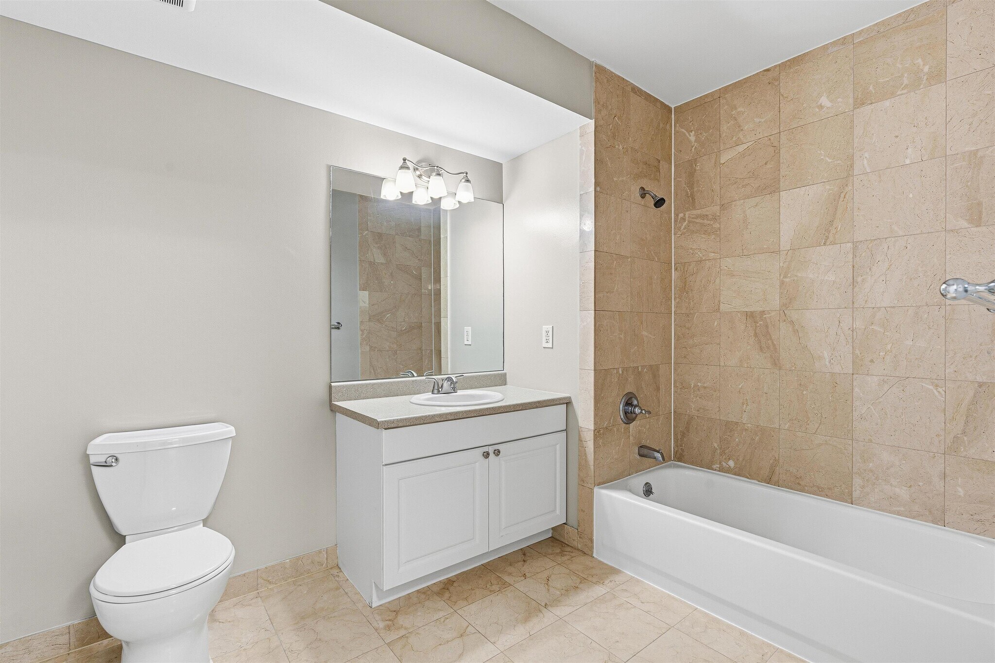 Building Photo - 905 River Rd