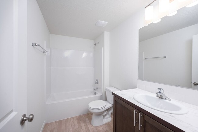Building Photo - Charming 3 Bedroom Home
