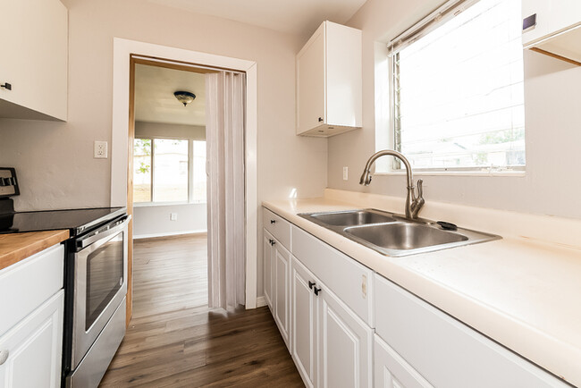 Building Photo - Cozy and Bright  2-Bedroom Home in North P...