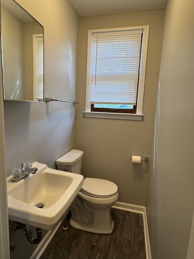 Building Photo - Excellent location! Just Remodeled 2 Bed/1...